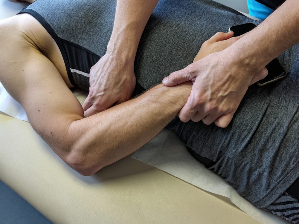 Osteopathische Behandlung der Schulter eines Sportlers