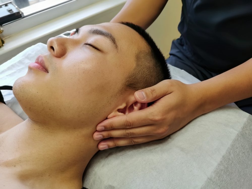 Osteopathische Behandlung an Kopfgelenken und Ohr